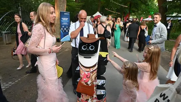 BellaBot begeistert Kinder auf einem Gala-Event